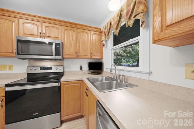 2527 Heathershire Lane, Matthews, NC 28105