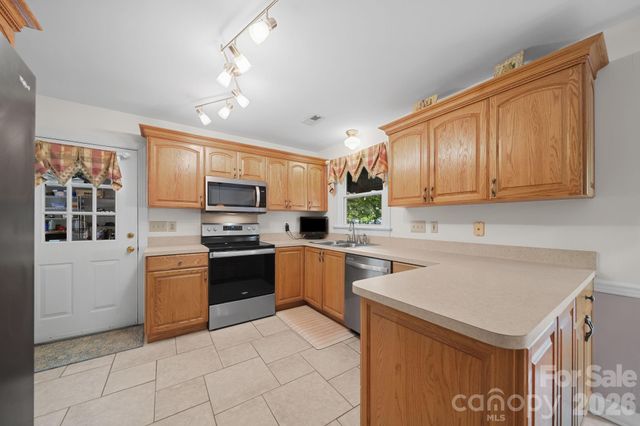 2527 Heathershire Lane, Matthews, NC 28105