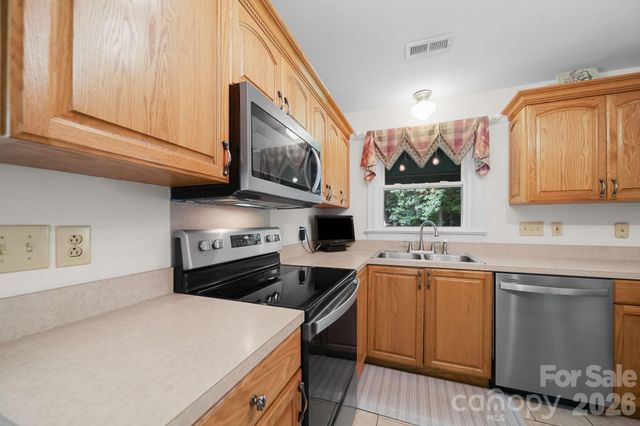 2527 Heathershire Lane, Matthews, NC 28105
