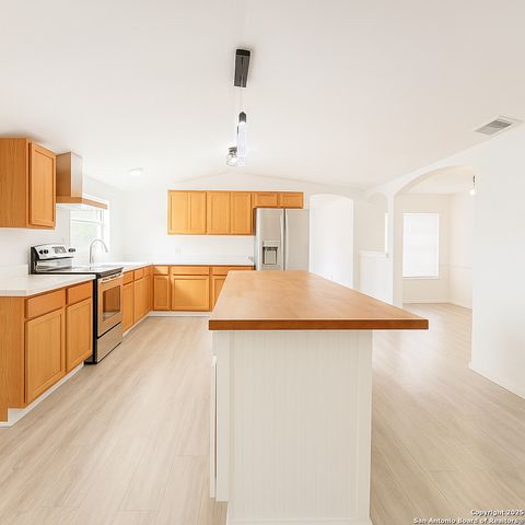 4207 Waterwood Pass, Elmendorf, TX 78112