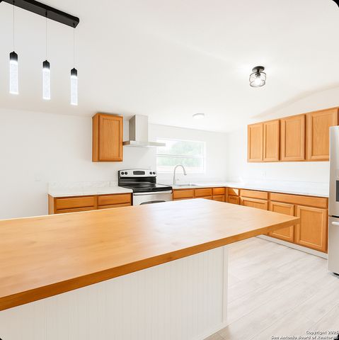 4207 Waterwood Pass, Elmendorf, TX 78112