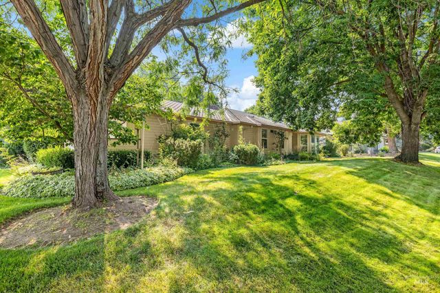 3011 E Rivernest Dr, Boise, ID 83706