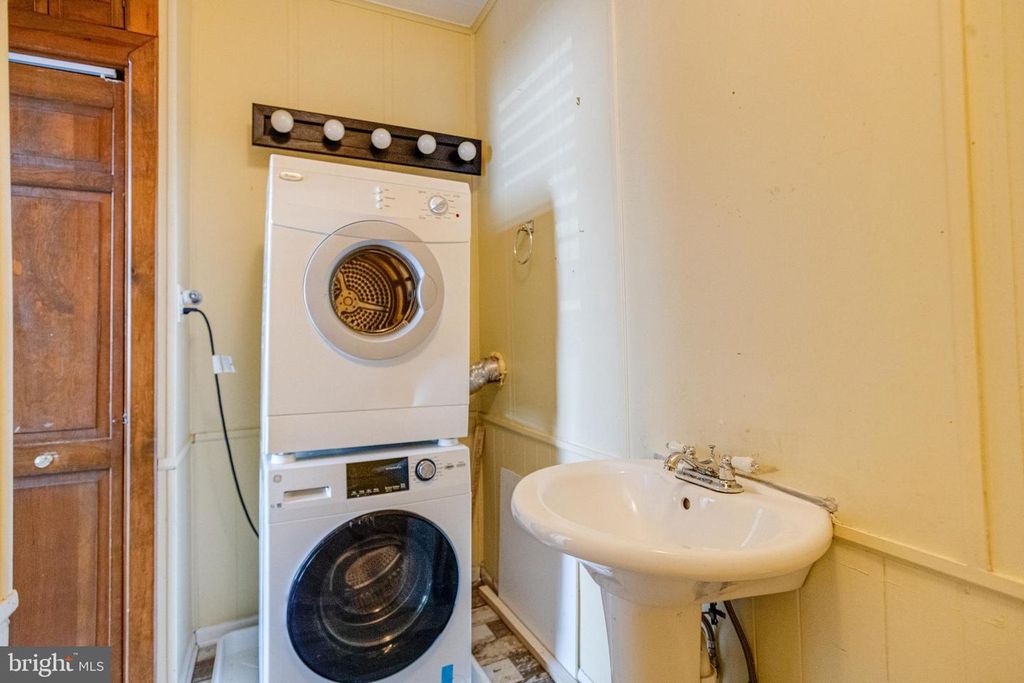 Image 21 of property listing at 8421 OLD HARFORD, Parkville, MD 21234