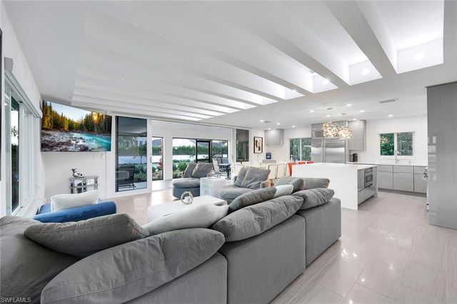 10002 Vanderbilt DR, Naples, FL 34108