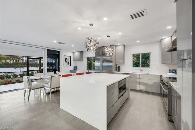 10002 Vanderbilt DR, Naples, FL 34108