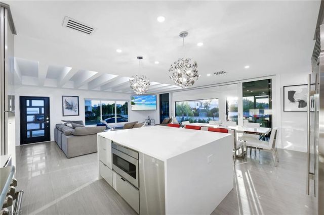 10002 Vanderbilt DR, Naples, FL 34108