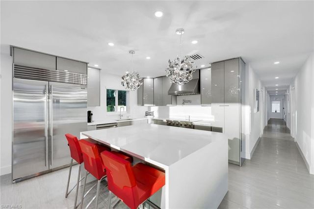 10002 Vanderbilt DR, Naples, FL 34108