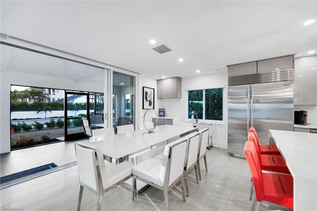 10002 Vanderbilt DR, Naples, FL 34108