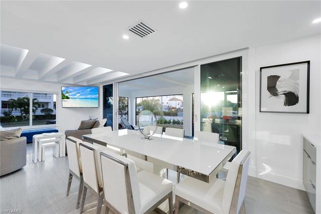 10002 Vanderbilt DR, Naples, FL 34108