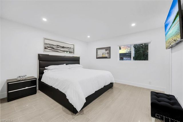 10002 Vanderbilt DR, Naples, FL 34108