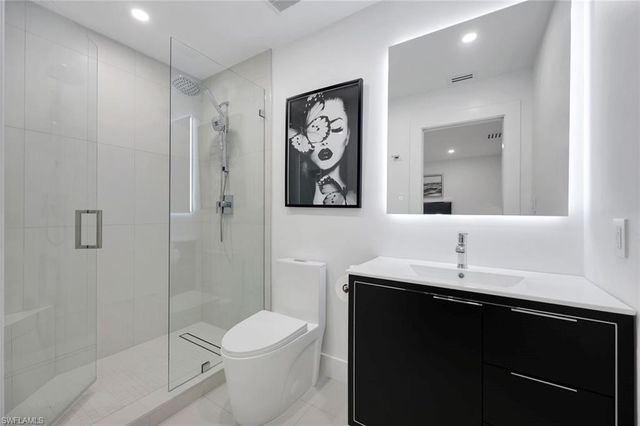 10002 Vanderbilt DR, Naples, FL 34108