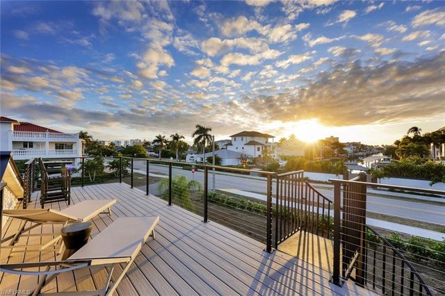 10002 Vanderbilt DR, Naples, FL 34108