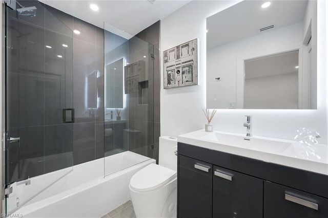 10002 Vanderbilt DR, Naples, FL 34108