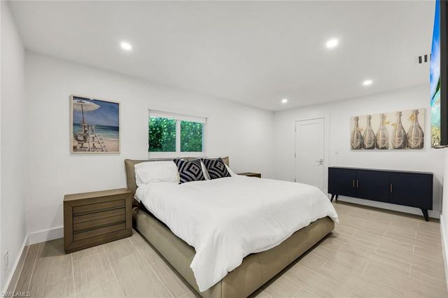 10002 Vanderbilt DR, Naples, FL 34108