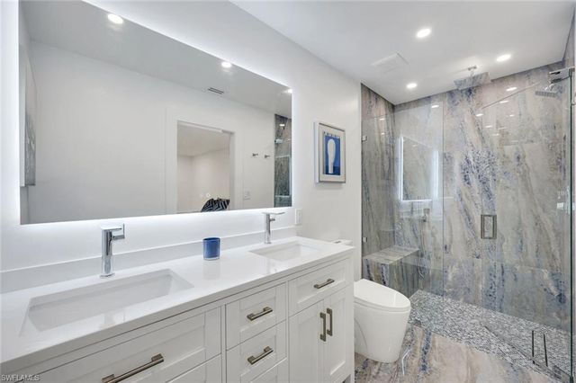 10002 Vanderbilt DR, Naples, FL 34108