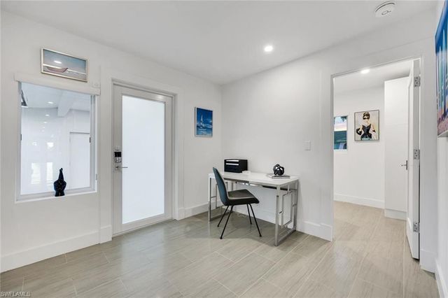 10002 Vanderbilt DR, Naples, FL 34108