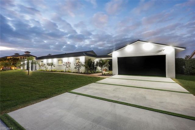 10002 Vanderbilt DR, Naples, FL 34108