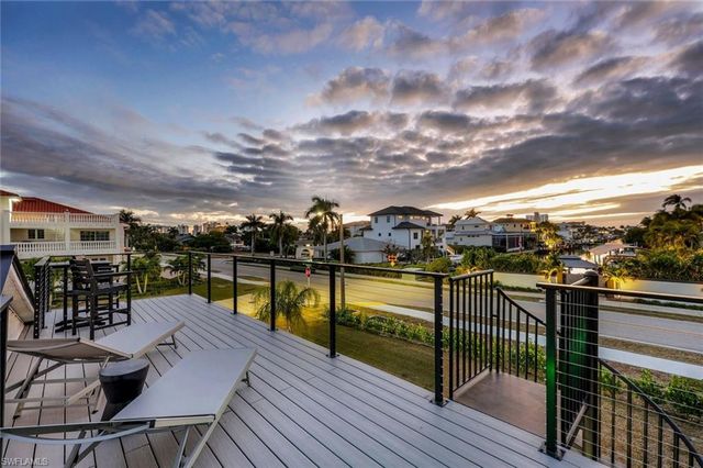 10002 Vanderbilt DR, Naples, FL 34108