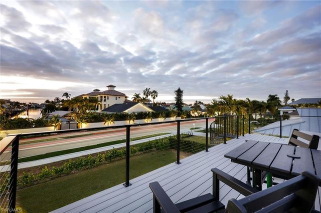 10002 Vanderbilt DR, Naples, FL 34108