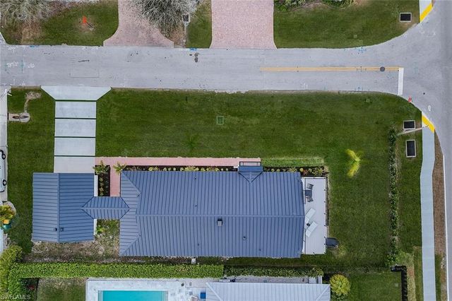 10002 Vanderbilt DR, Naples, FL 34108