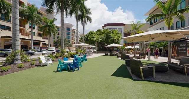 10002 Vanderbilt DR, Naples, FL 34108