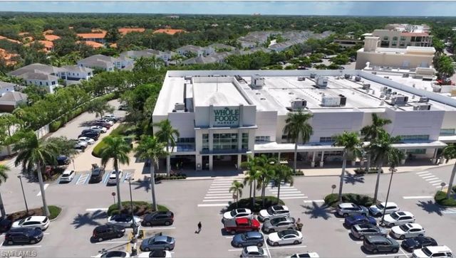 10002 Vanderbilt DR, Naples, FL 34108