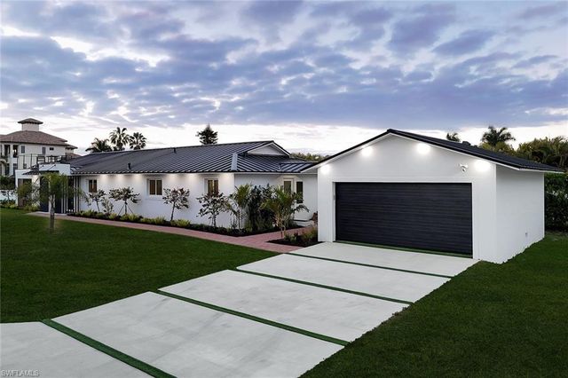 10002 Vanderbilt DR, Naples, FL 34108