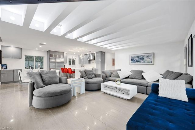 10002 Vanderbilt DR, Naples, FL 34108