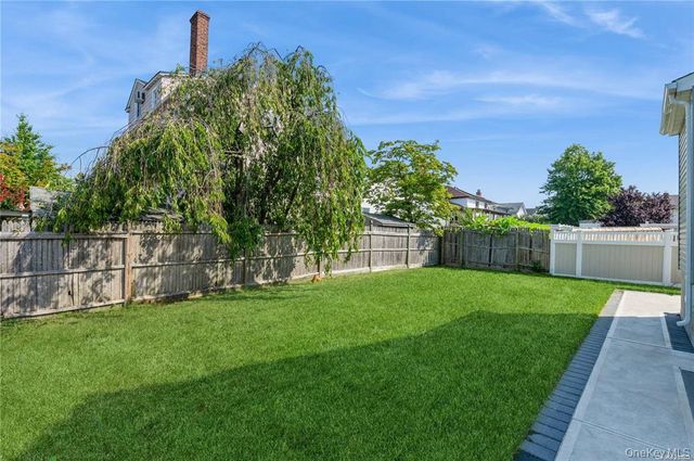 19 6th Street, New Hyde Park, NY 11040