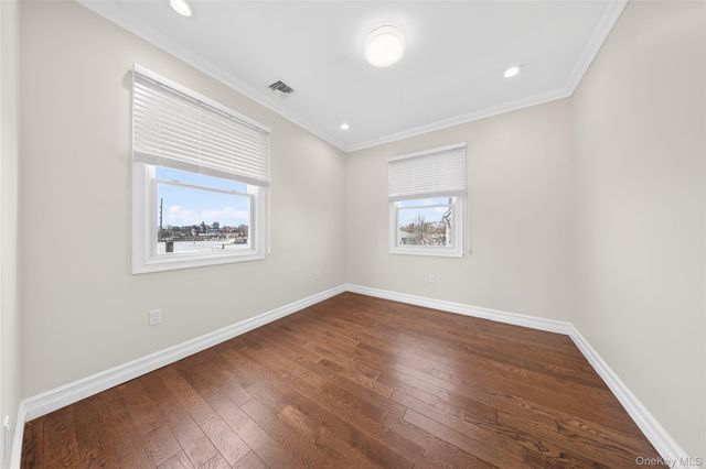 19 6th Street, New Hyde Park, NY 11040