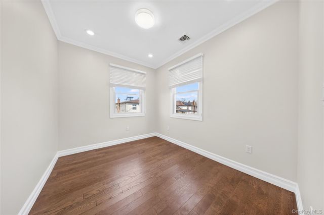 19 6th Street, New Hyde Park, NY 11040