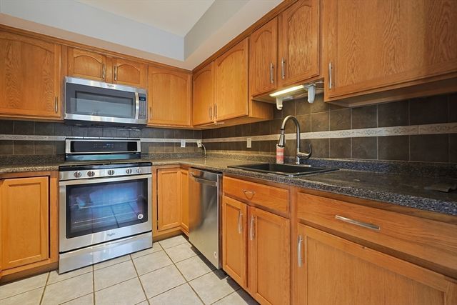 167 Greenbrook Dr 167, Stoughton, MA 02072