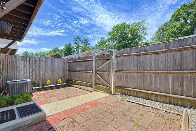 167 Greenbrook Dr 167, Stoughton, MA 02072
