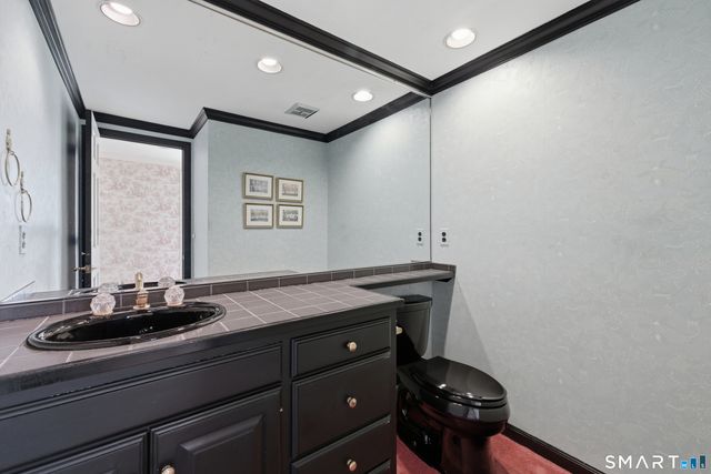 124 Woodpond Road, Farmington, CT 06107