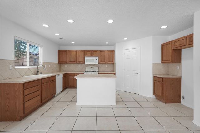 1270 Capitan Street NW, Los Lunas, NM 87031