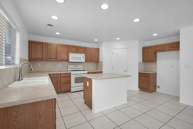 1270 Capitan Street NW, Los Lunas, NM 87031