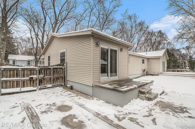 3166 Arbutus Street, Commerce Charter Township, MI 48382