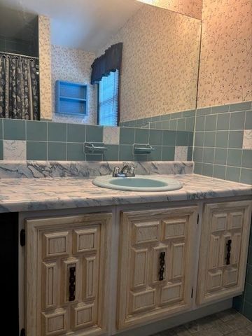 16 Watson St, Chicopee, MA 01020