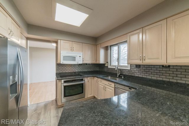 1587 Three Lakes Drive, Troy, MI 48085