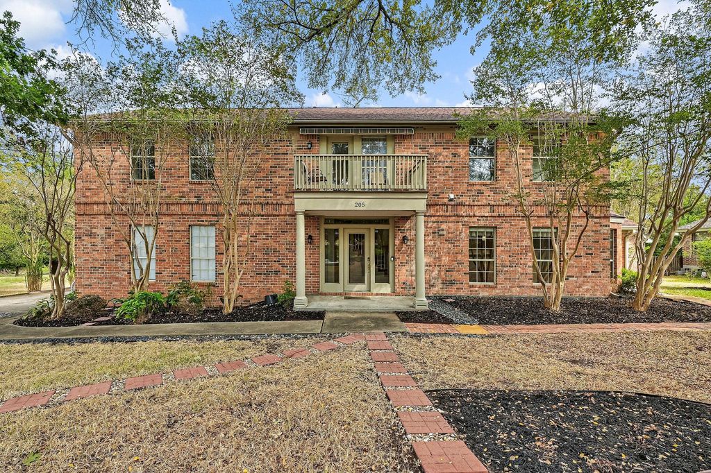 205 E 11th ST, Elgin, TX 78621