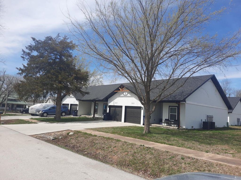 305-311 W Madison, Buffalo, MO 65622