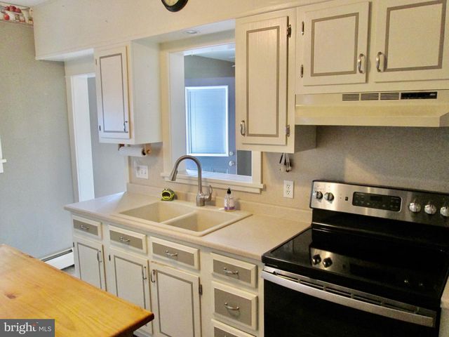 2248 READING AVE, Reading, PA 19609