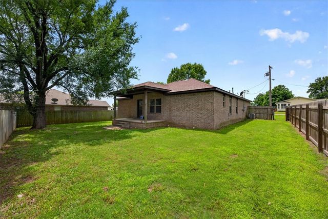500 SW 6th Avenue, Gravette, AR 72736