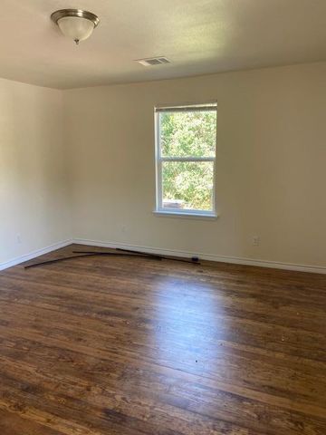 823 Monterrey ST, Lockhart, TX 78644