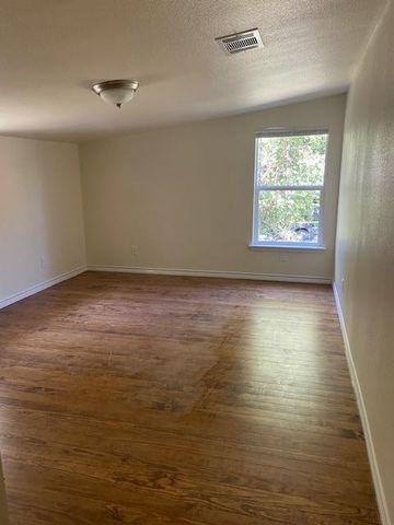 823 Monterrey ST, Lockhart, TX 78644