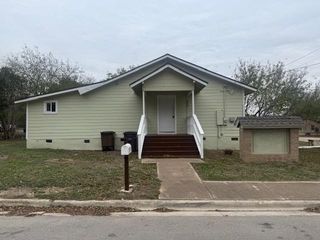 823 Monterrey ST, Lockhart, TX 78644