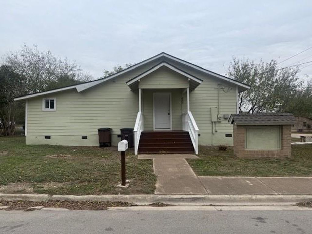823 Monterrey ST, Lockhart, TX 78644