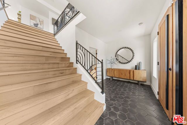 2927 Park Center Drive, Los Angeles, CA 90068