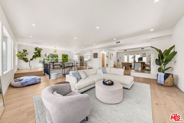 2927 Park Center Drive, Los Angeles, CA 90068