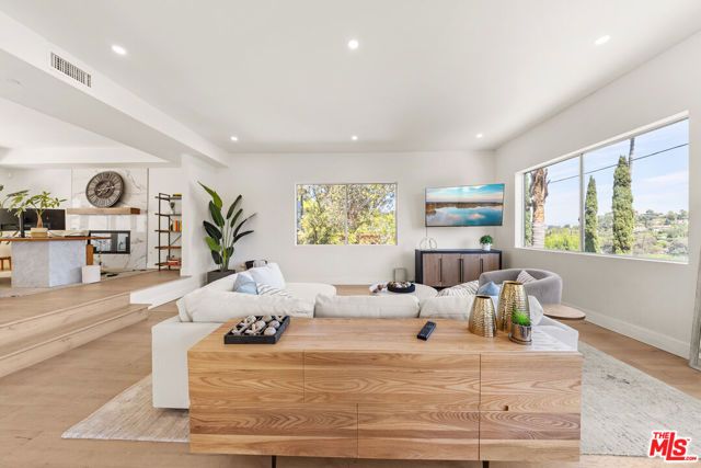 2927 Park Center Drive, Los Angeles, CA 90068